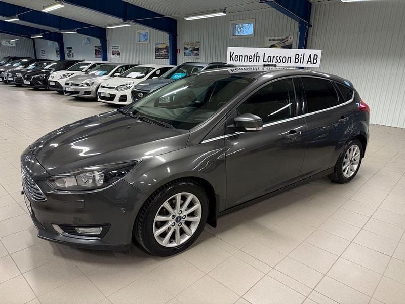Grå Begagnad 2014 Ford Focus Titanium Halvkombi | 85 000 kr (Lite dyr) - Bild 1/4