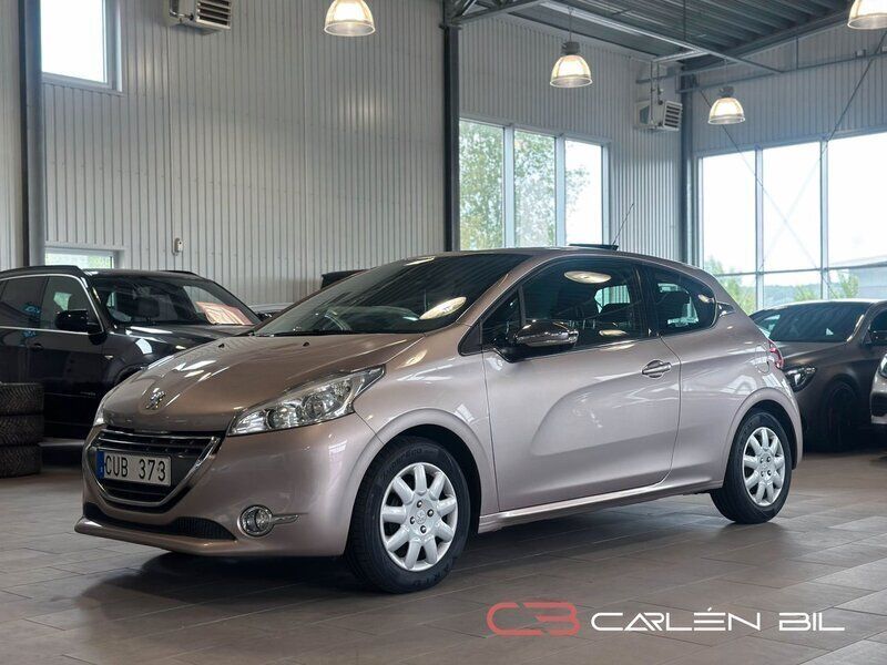 Ljusgrå Begagnad 2012 Peugeot 208 Halvkombi | 53 900 kr (Marknadspris) - Bild 1/4