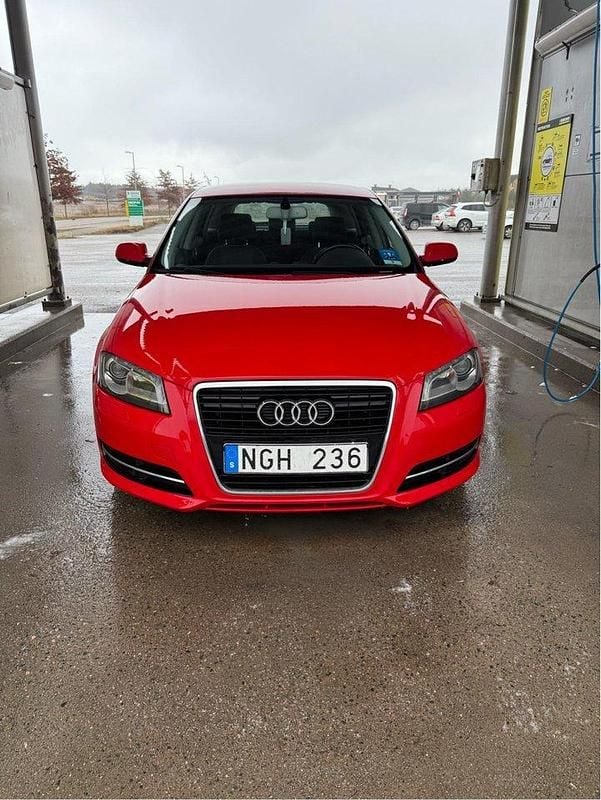 Röd Begagnad 2013 Audi A3 Sportback Attraction Halvkombi | 65 000 kr (Superpris) - Bild 1/4