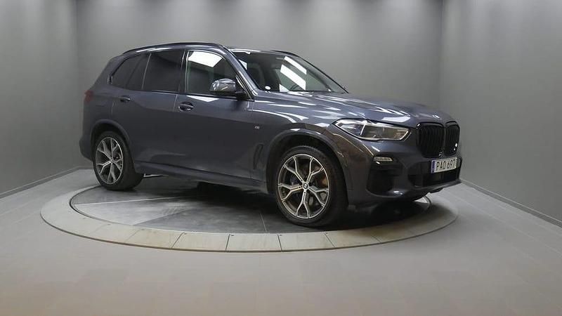 Grå Begagnad 2021 BMW X5 iPerformance SUV | 489 000 kr - Bild 1/4