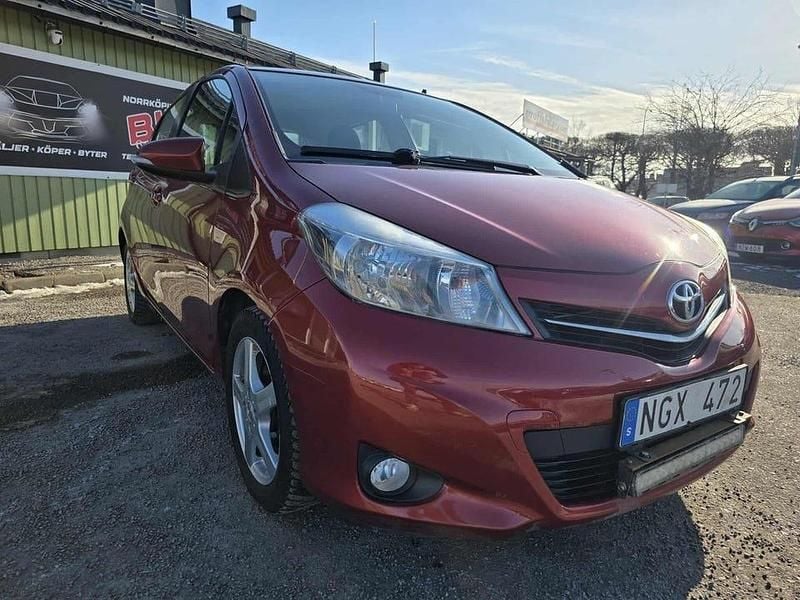 Begagnad Toyota Yaris Active 90 HK (66 kW) 2013 Röd Halvkombi