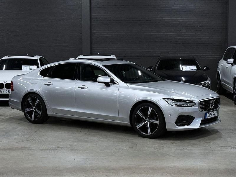 Silver (silver metallic) Begagnad 2018 Volvo S90 R-Design Sedan | 279 900 kr (Bra pris) - Bild 1/4