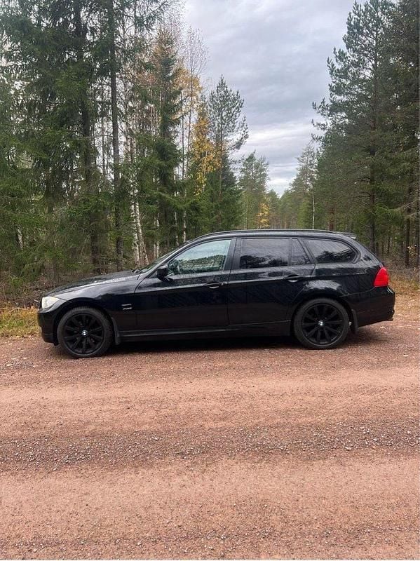 Svart Begagnad 2012 BMW 320 Kombi | 92 000 kr (Bra pris) - Bild 1/4