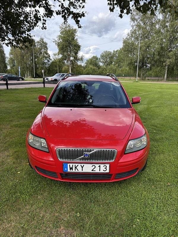 Röd Begagnad 2005 Volvo V50 Kombi | 30 000 kr (Marknadspris) - Bild 1/4