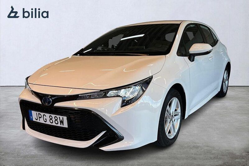 Vit Begagnad 2022 Toyota Corolla Hybrid Active Halvkombi | 239 900 kr (Marknadspris) - Bild 1/4