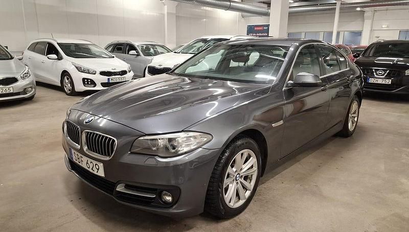 Grå Begagnad 2017 BMW 520 Sedan | 139 999 kr (Marknadspris) - Bild 1/4