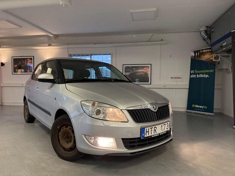 Silver Begagnad 2013 Skoda Fabia Halvkombi | 39 900 kr (Marknadspris) - Bild 1/4