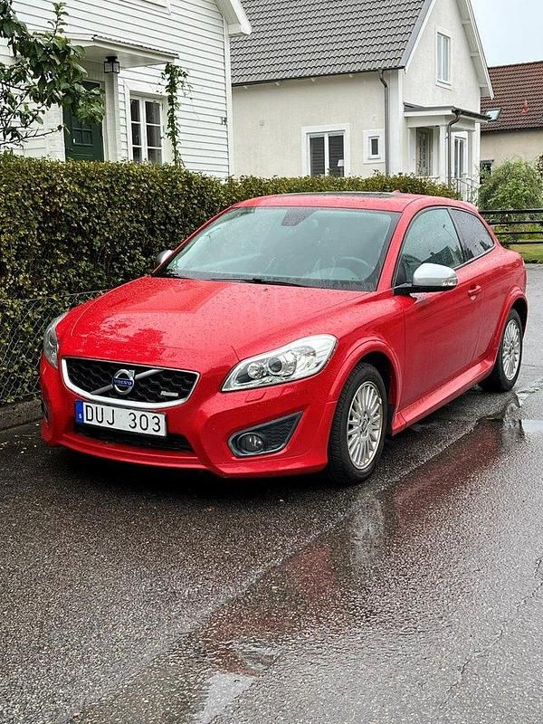 Röd Begagnad 2011 Volvo C30 R-Design Halvkombi | 62 500 kr - Bild 1/2