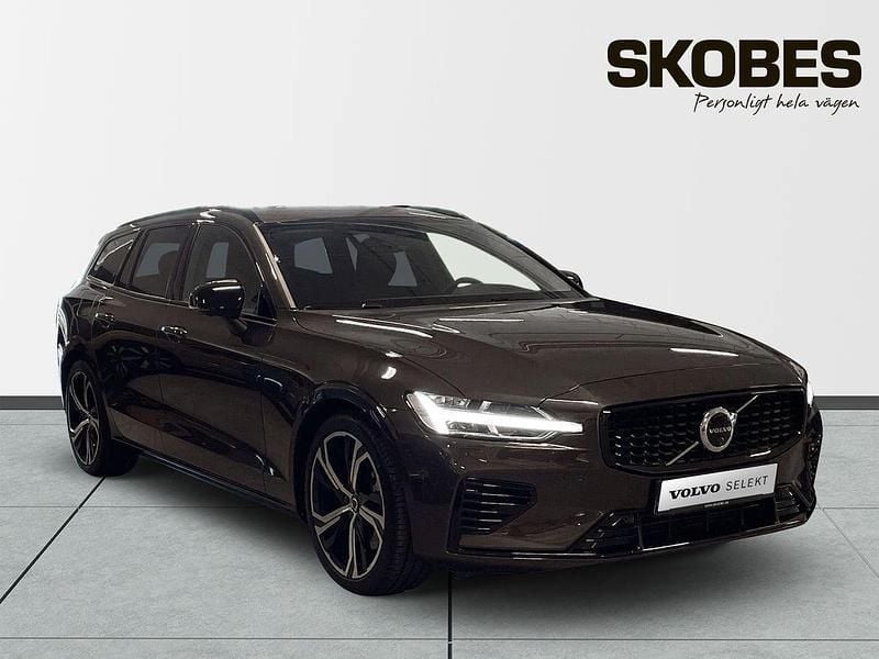 Grå Begagnad 2025 Volvo V60 Plus Kombi | 524 500 kr (Dyr) - Bild 1/3