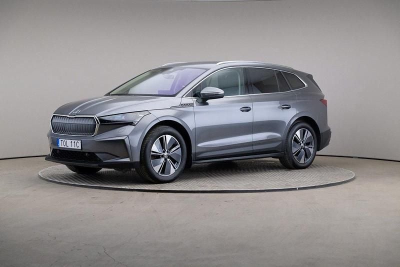 Grå Begagnad 2024 Skoda Enyaq iV Business Line SUV | 519 000 kr (Marknadspris) - Bild 1/4