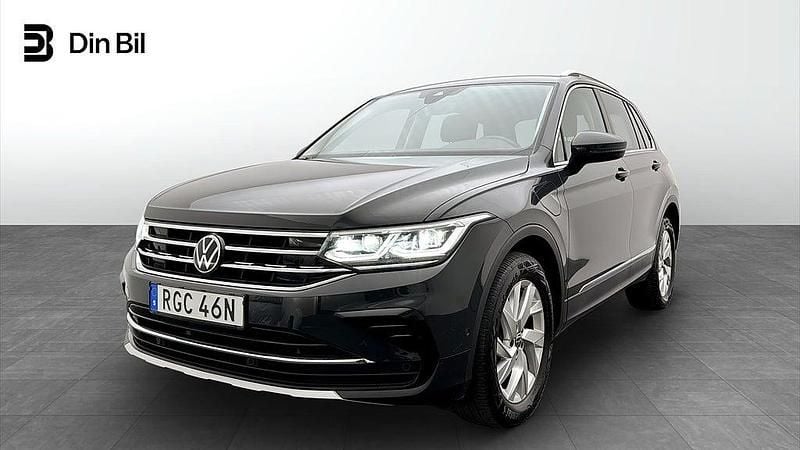 Grå Begagnad 2023 VW Tiguan Elegance SUV | 379 900 kr (Marknadspris) - Bild 1/4