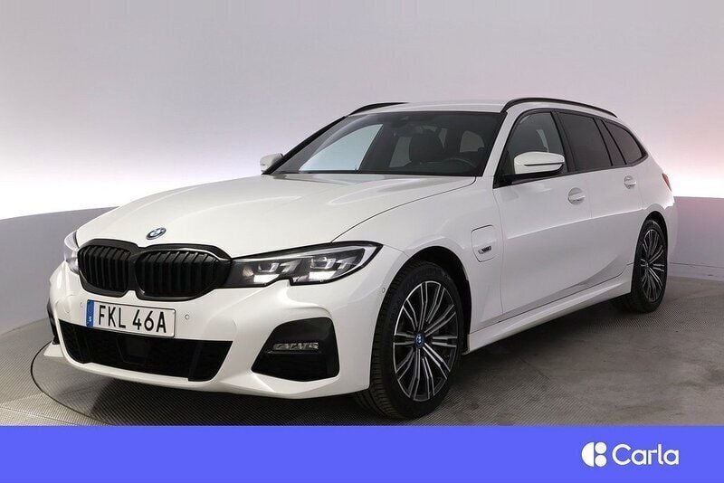 Vit Begagnad 2022 BMW 330e M Sport Kombi | 293 900 kr - Bild 1/4