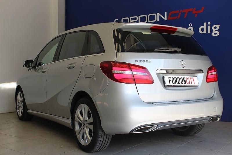 Begagnad Mercedes B200 136 HK (100 kW) 2018 Minibuss