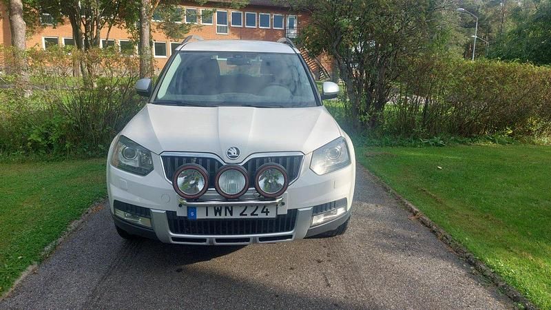 Vit Begagnad 2015 Skoda Yeti Outdoor SUV | 105 000 kr (Marknadspris) - Bild 1/4