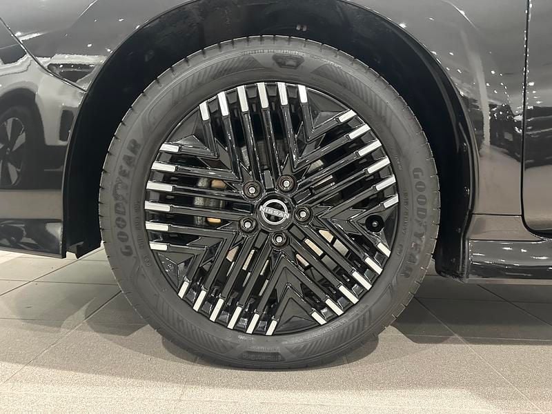 Begagnad Nissan Leaf N-Connecta 111 kW (151 HK) 2023 Svart Halvkombi