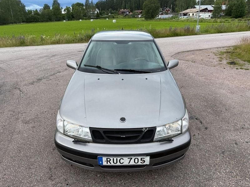 Grå Begagnad 2001 Saab 9-5 Aero Sedan | 19 500 kr (Marknadspris) - Bild 1/4