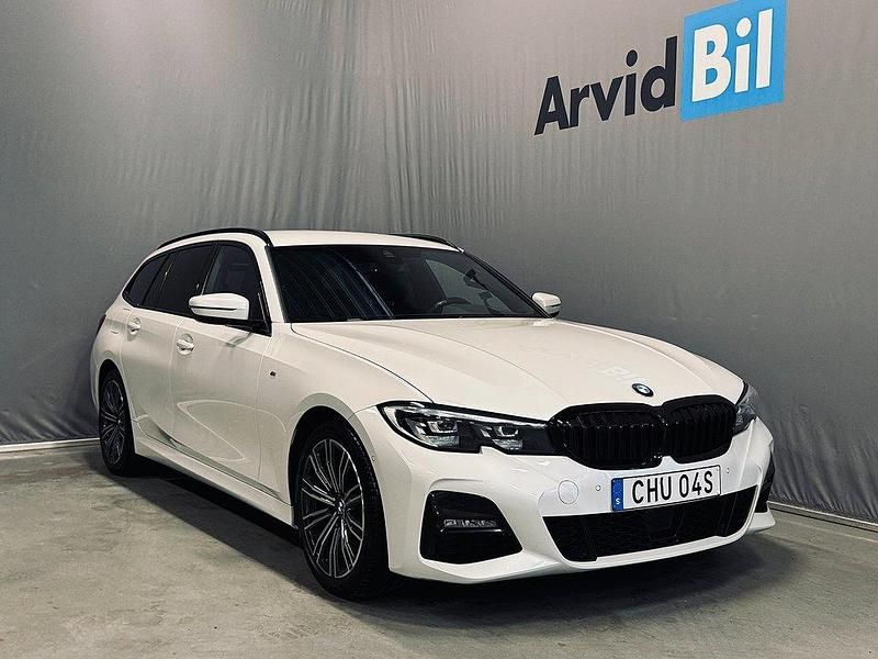 Vit Begagnad 2020 BMW 320 M Sport Kombi | 349 700 kr (Bra pris) - Bild 1/3