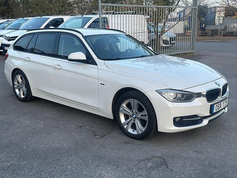 Vit Begagnad 2013 BMW 320 Sport Line Kombi | 129 000 kr (Marknadspris) - Bild 1/4