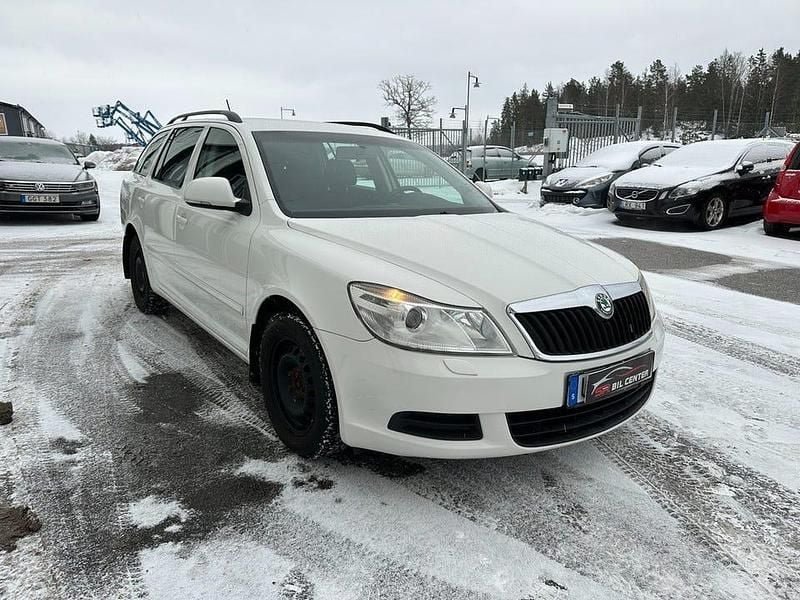 Vit Begagnad 2012 Skoda Octavia Ambiente Kombi | 38 900 kr (Bra pris) - Bild 1/4