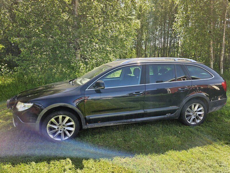 Svart Begagnad 2013 Skoda Superb Kombi | 57 000 kr (Bra pris) - Bild 1/4