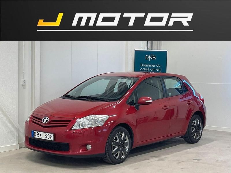 Mörkröd (röd) Begagnad 2010 Toyota Auris Halvkombi | 34 900 kr (Marknadspris) - Bild 1/4