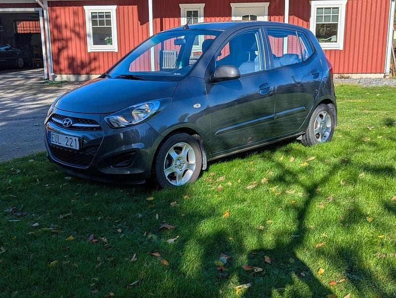Grå Begagnad 2013 Hyundai i10 Premium Halvkombi | 70 000 kr (Lite dyr) - Bild 1/4
