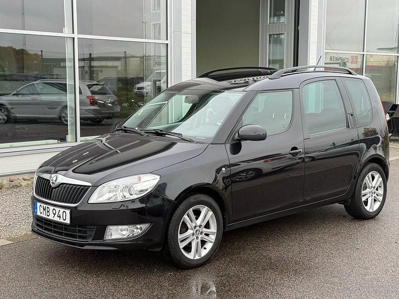 Svart Begagnad 2014 Skoda Roomster Elegance Minibuss | 49 800 kr (Marknadspris) - Bild 1/4