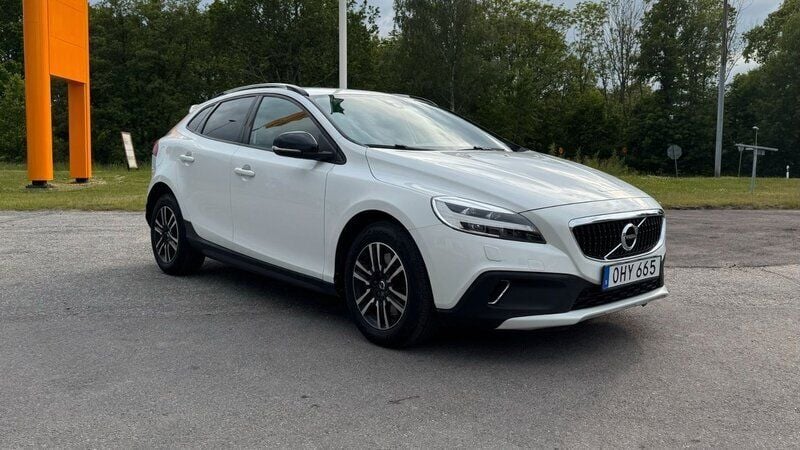 Vit Begagnad 2018 Volvo V40 CC Momentum Kombi | 199 800 kr (Marknadspris) - Bild 1/4