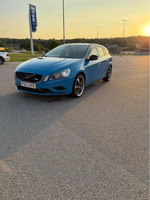 Blå Begagnad 2013 Volvo V60 R-Design Kombi | 105 000 kr (Bra pris) - Bild 1/4