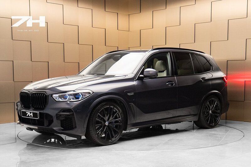 Grå Begagnad 2022 BMW X5 M Sport SUV | 759 000 kr (Marknadspris) - Bild 1/4