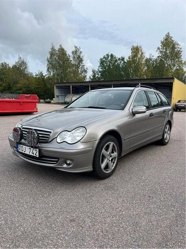 Silver Begagnad 2006 Mercedes C180 Kombi | 40 000 kr (Marknadspris) - Bild 1/4
