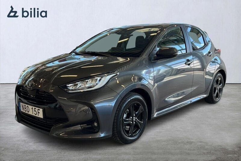Grå Begagnad 2024 Toyota Yaris Hybrid Active Halvkombi | 299 900 kr - Bild 1/3
