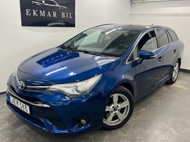 Mörkblå (blå) Begagnad 2015 Toyota Avensis Active Kombi | 99 900 kr (Marknadspris) - Bild 1/4
