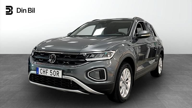 Grå Begagnad 2024 VW T-Roc Life SUV | 288 900 kr (Marknadspris) - Bild 1/4