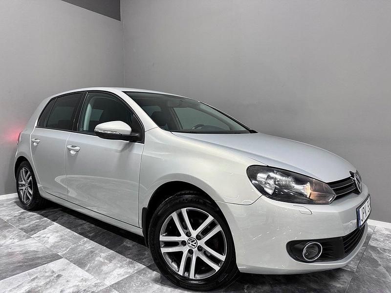 Ljusbrun Begagnad 2011 VW Golf VI Halvkombi | 74 900 kr (Marknadspris) - Bild 1/4