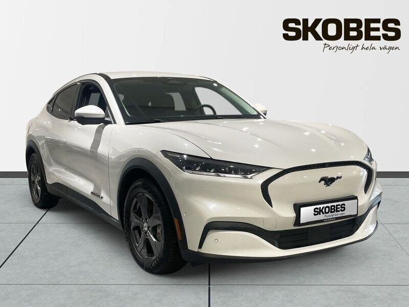 Vit Begagnad 2021 Ford Mustang Mach-E SUV | 349 400 kr (Bra pris) - Bild 1/3