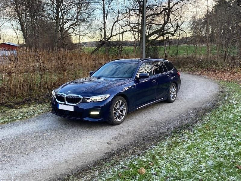 Tansanitblå metallic Begagnad 2021 BMW 320 M Sport Kombi | 325 000 kr (Marknadspris) - Bild 1/4