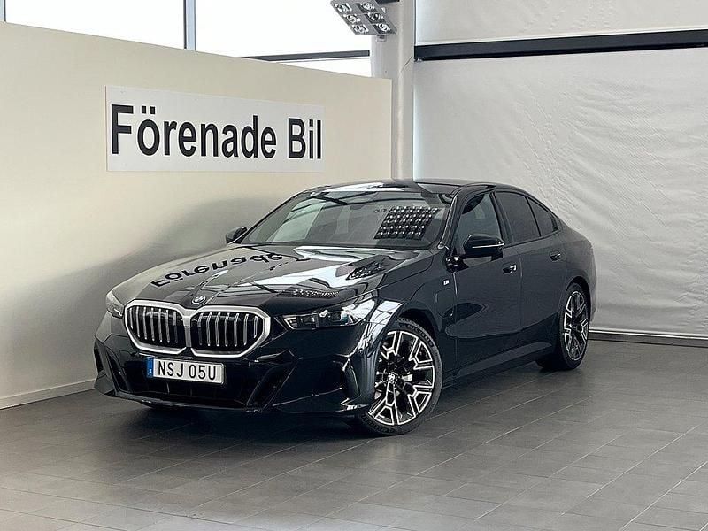 Svart Ny 2025 BMW 530e M Sport Sedan | 659 000 kr (Superpris) - Bild 1/4