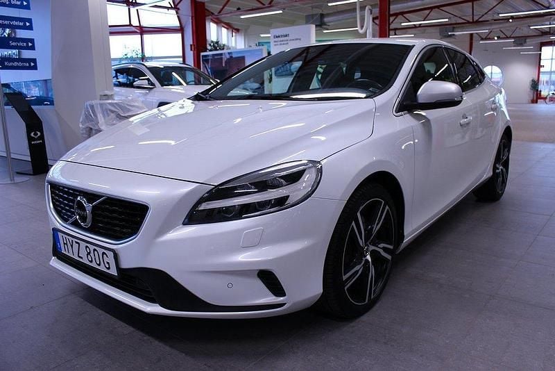 Vit Begagnad 2019 Volvo V40 R-Design Kombi | 209 000 kr (Marknadspris) - Bild 1/4