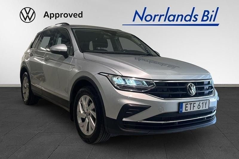 Silver (reflex silver metallic) Begagnad 2024 VW Tiguan Life SUV | 369 900 kr (Superpris) - Bild 1/4