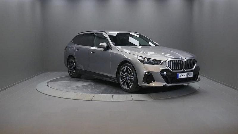 Grå Begagnad 2025 BMW 530e M Sport Kombi | 639 000 kr (Bra pris) - Bild 1/4