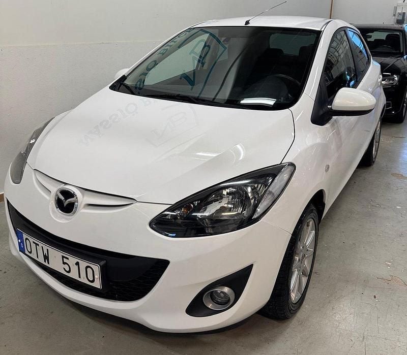 Vit Begagnad 2012 Mazda 2 Halvkombi | 74 000 kr (Marknadspris) - Bild 1/4