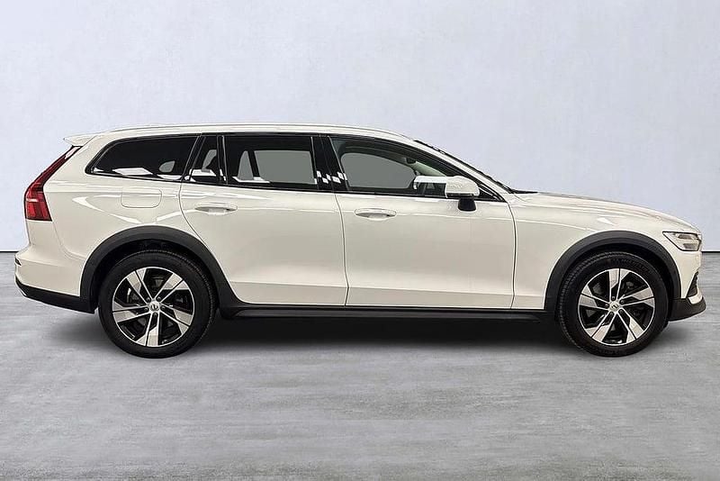 Begagnad Volvo V60 CC 200 HK (147 kW) 2021 Vit Kombi