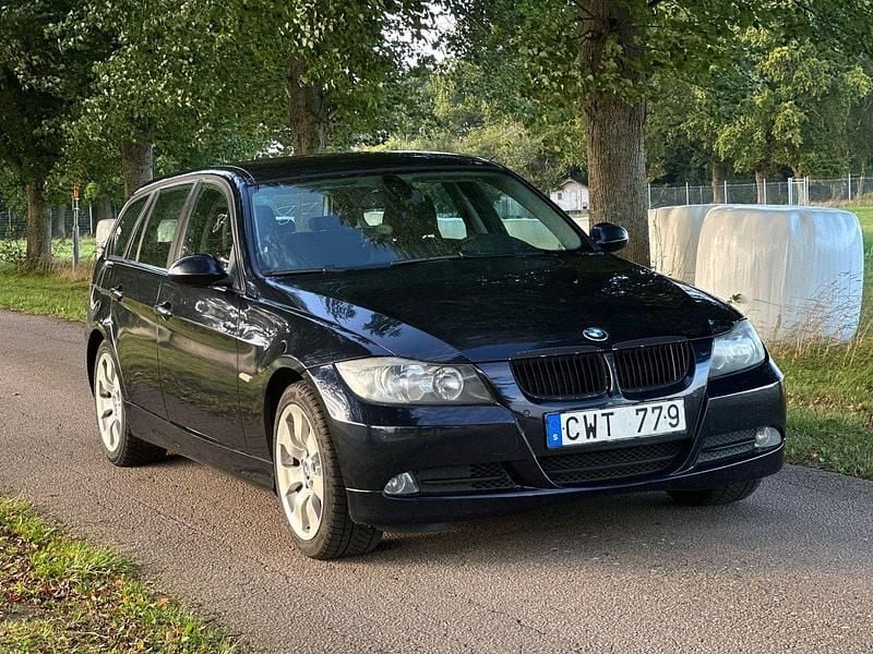 Mörkblå Begagnad 2008 BMW 320 Advantage Kombi | 44 900 kr (Marknadspris) - Bild 1/4