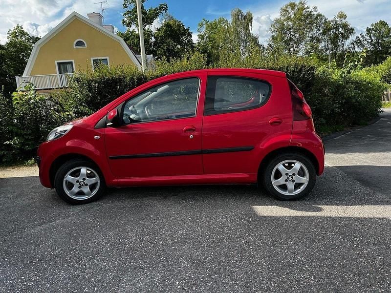 Röd Begagnad 2013 Peugeot 107 Halvkombi | 38 000 kr (Marknadspris) - Bild 1/4