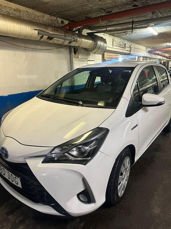Begagnad Toyota Yaris Hybrid 101 HK (74 kW) 2019