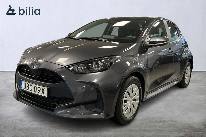 Mörkgrå Begagnad 2025 Toyota Yaris Hybrid Life Halvkombi | 224 900 kr (Bra pris) - Bild 1/3