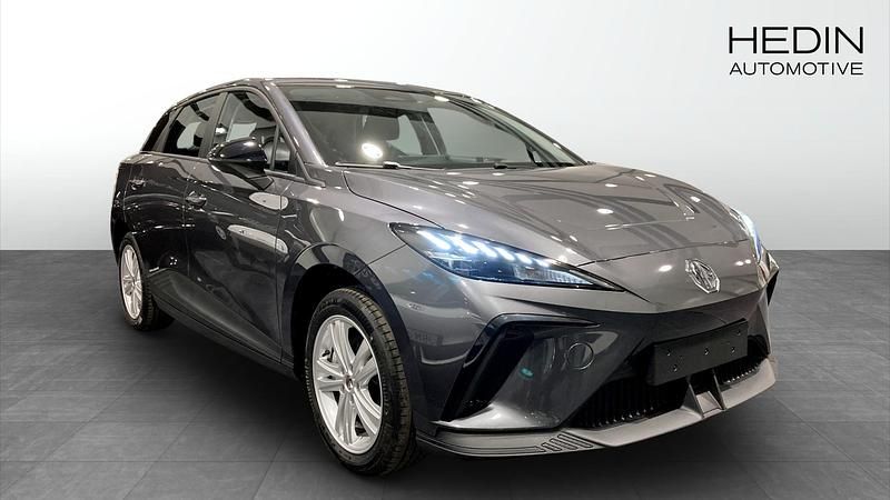 Begagnad MG MG4 EV 125 kW (170 HK) 2024 Svart Halvkombi