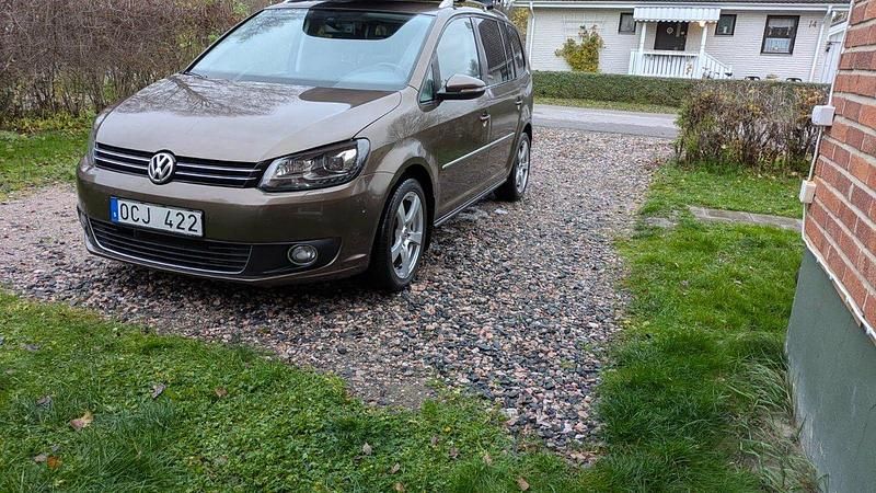 Brun Begagnad 2014 VW Touran GT Minibuss | 130 000 kr (Dyr) - Bild 1/4