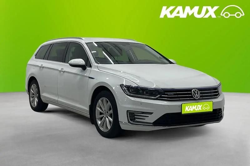 Vit Begagnad 2018 VW Passat Executive Kombi | 159 800 kr (Marknadspris) - Bild 1/3